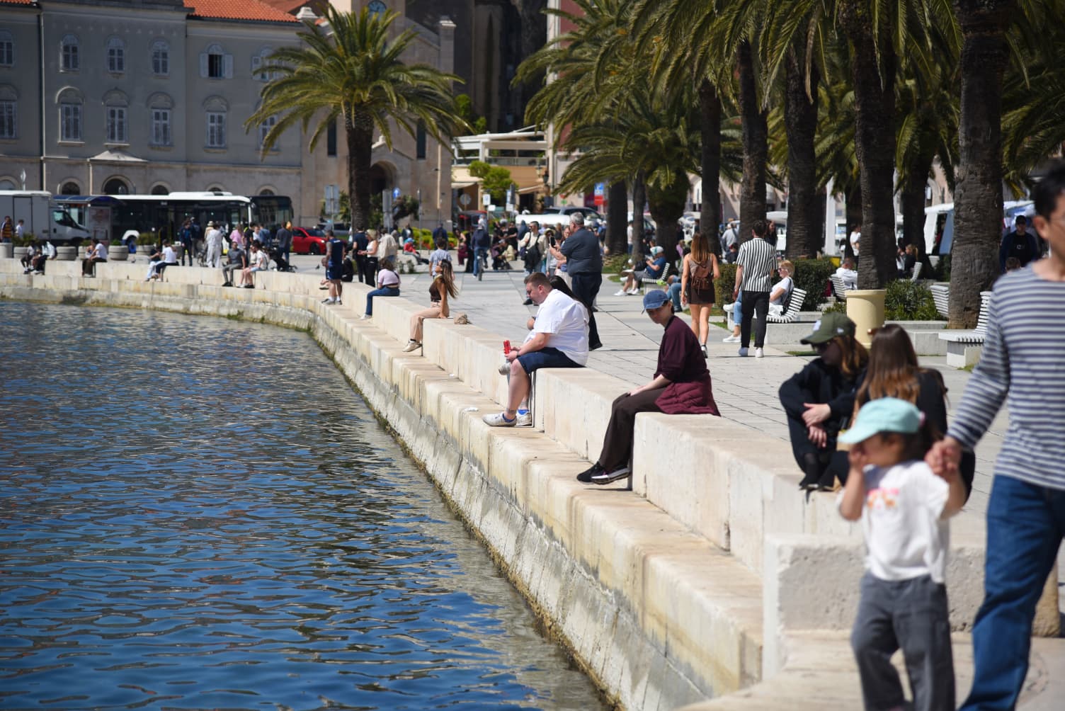 Split već u ljetnom ritmu: Riva prepuna turista, sunce mami na svaki korak