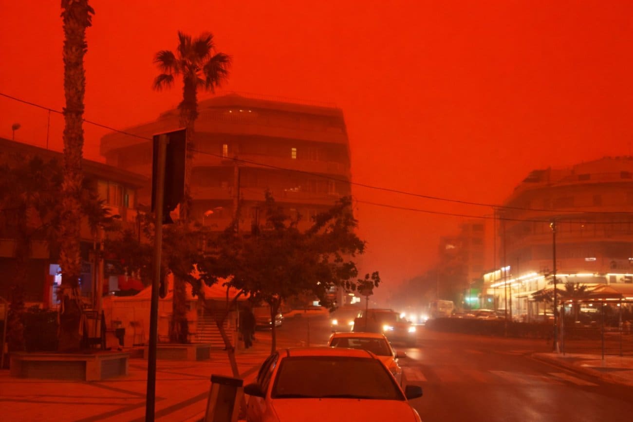 Fenomen, dijelovi Grčke ako Mars: Saharski pijesak obojio nebo u crveno, otkazani letovi i upozorenja građanima