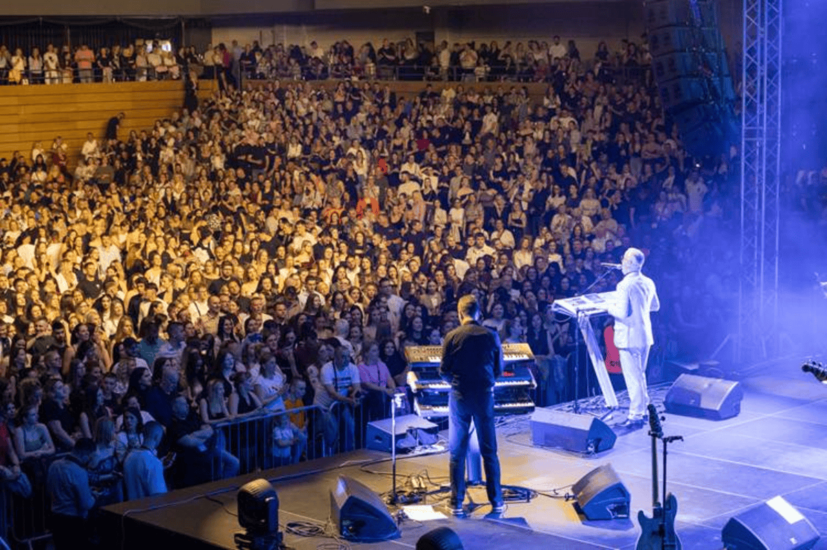 Popularni regionalni pjevač proslavio rođendan u prepunoj areni: Publika uglas pjevala i Oliverove hitove