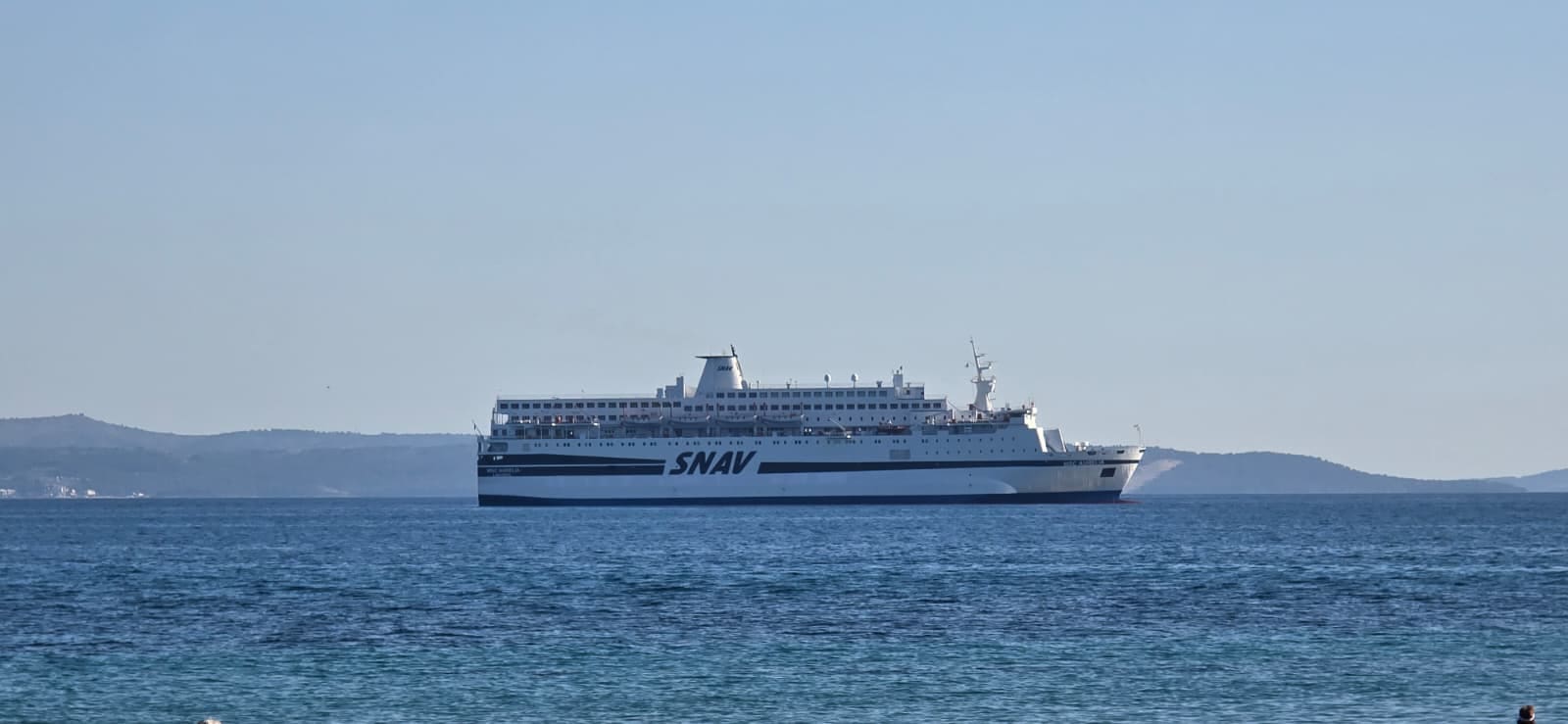 SNAV-ov trajekt na sidru ispred luke, bit će u sezoni toga još