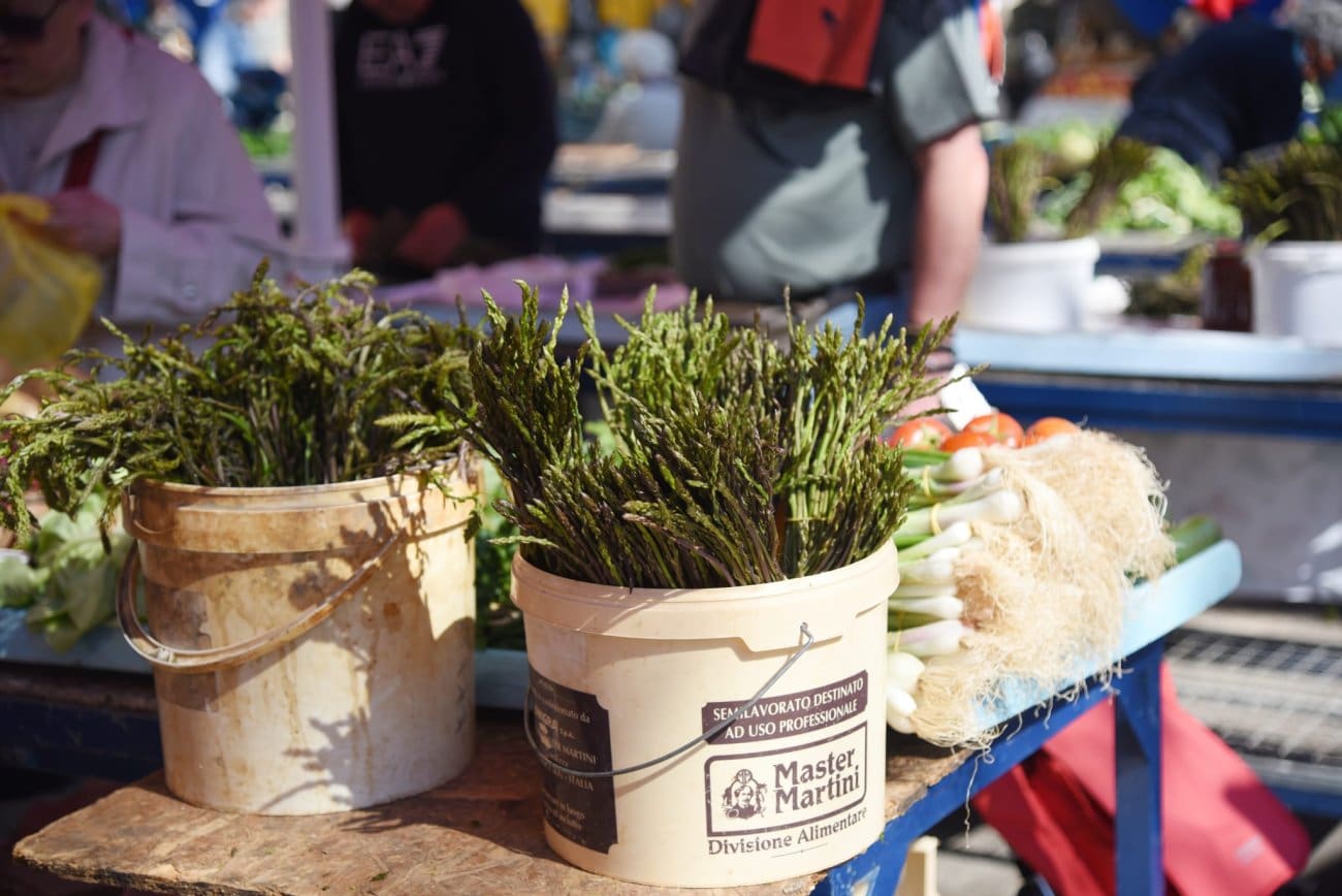 Proljetni hit na Pazaru pretvorio se u luksuz: Šparoge preskupe za mnoge