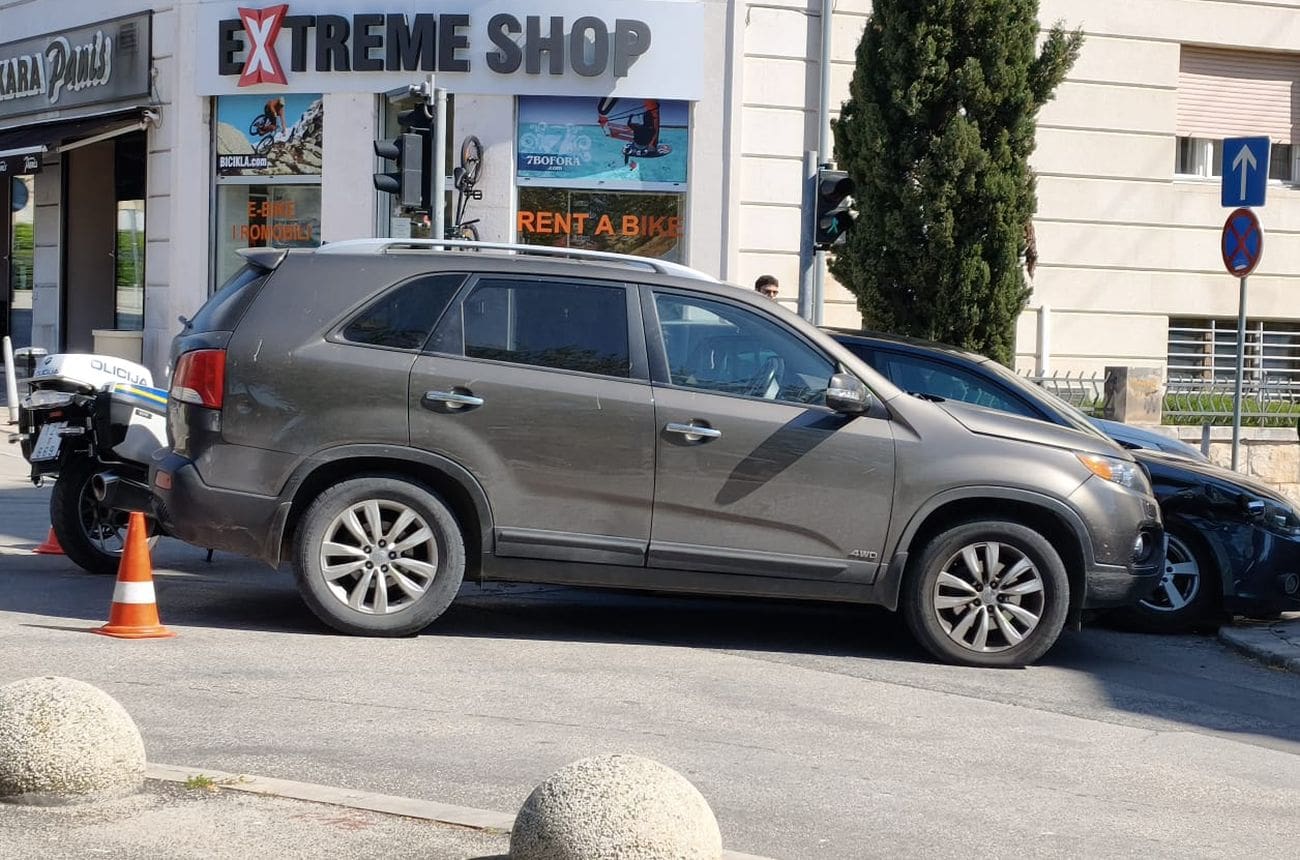 Sudar kod Starog placa: Dva automobila oštećena, ozlijeđenih nema
