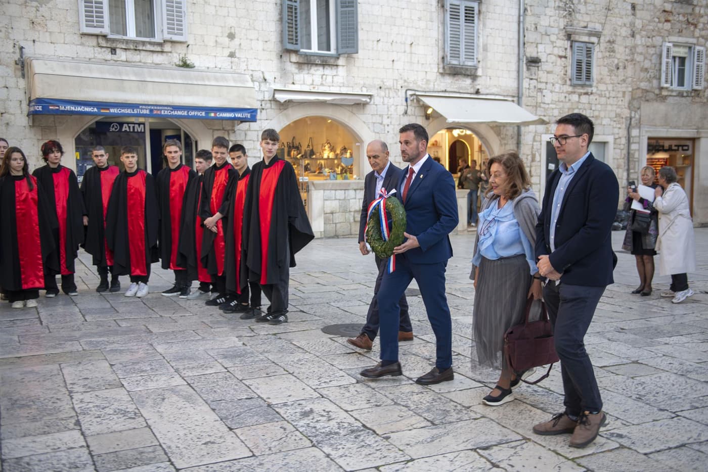 36. Marulićevi dani: Položeni vijenci na spomenik oca hrvatske književnosti