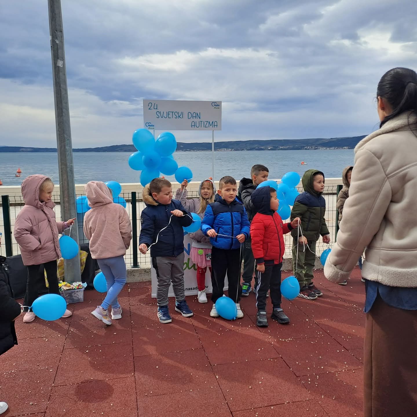 Kaštela zasjala u plavom: snažna poruka za djecu iz spektra autizma