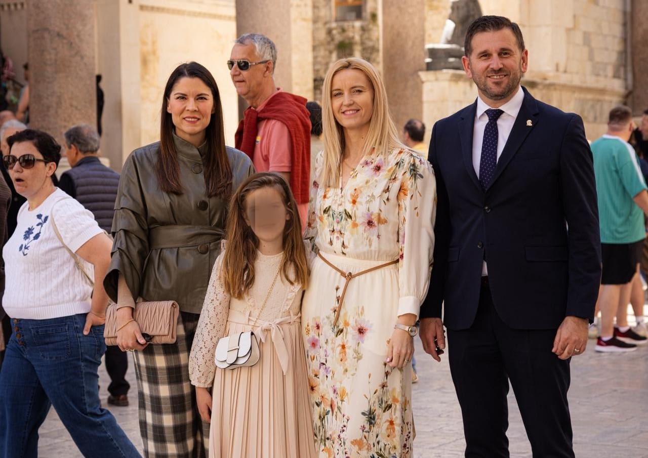 Gradonačelnik Šuta na uskrsnu misu stigao sa suprugo i Mateom Dorčić, pogledajte slike iz katedrale