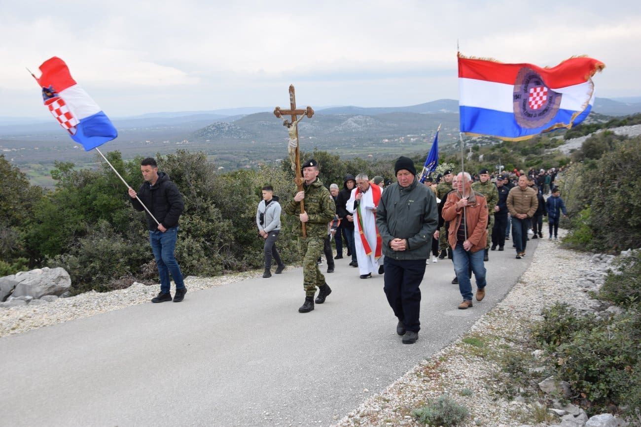 FOTO Održan Križni put pripadnika Hrvatske vojske, policije i hrvatskih branitelja