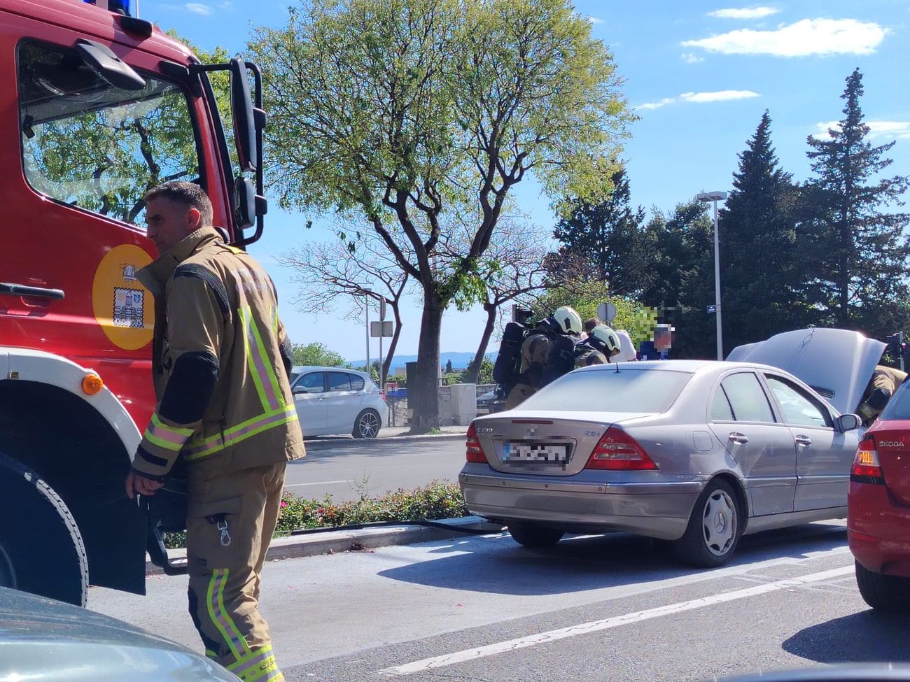 Problemi u prometu za jednog vozača. Morao je pozvati vatrogasce i policiju u pomoć