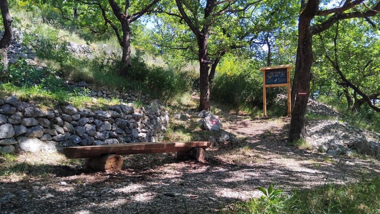 Splitsko-dalmatinska županija sufinancira projekt opremanja tematskih staza u Podstrani: "Put pod Pole" i "Put preko Mure"
