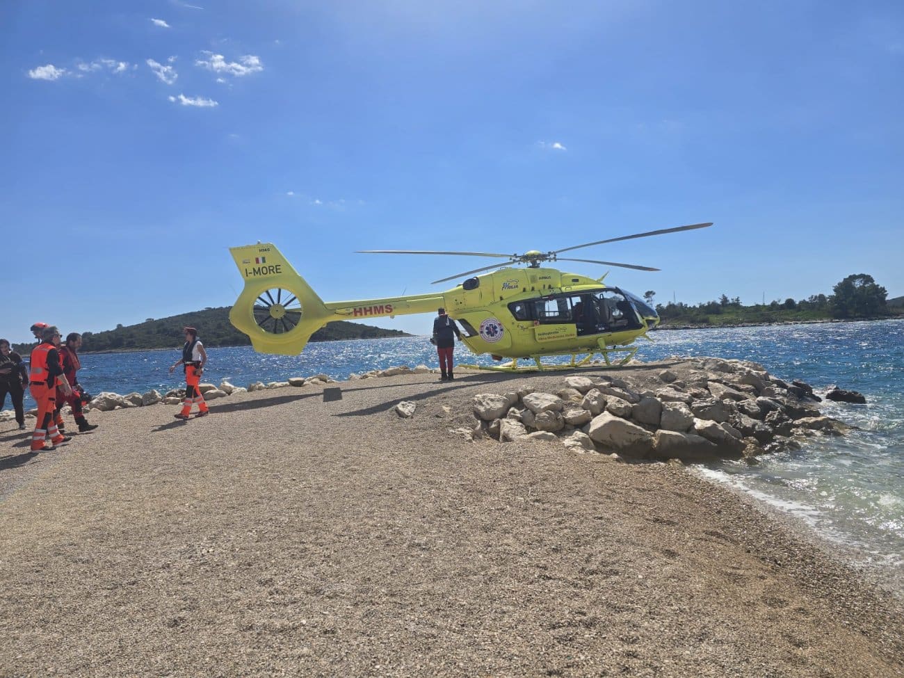 Starijoj ženi pozlilo na Šolti. Svjedok: "Micali smo stolove i stolice da helikopter može sletjeti"