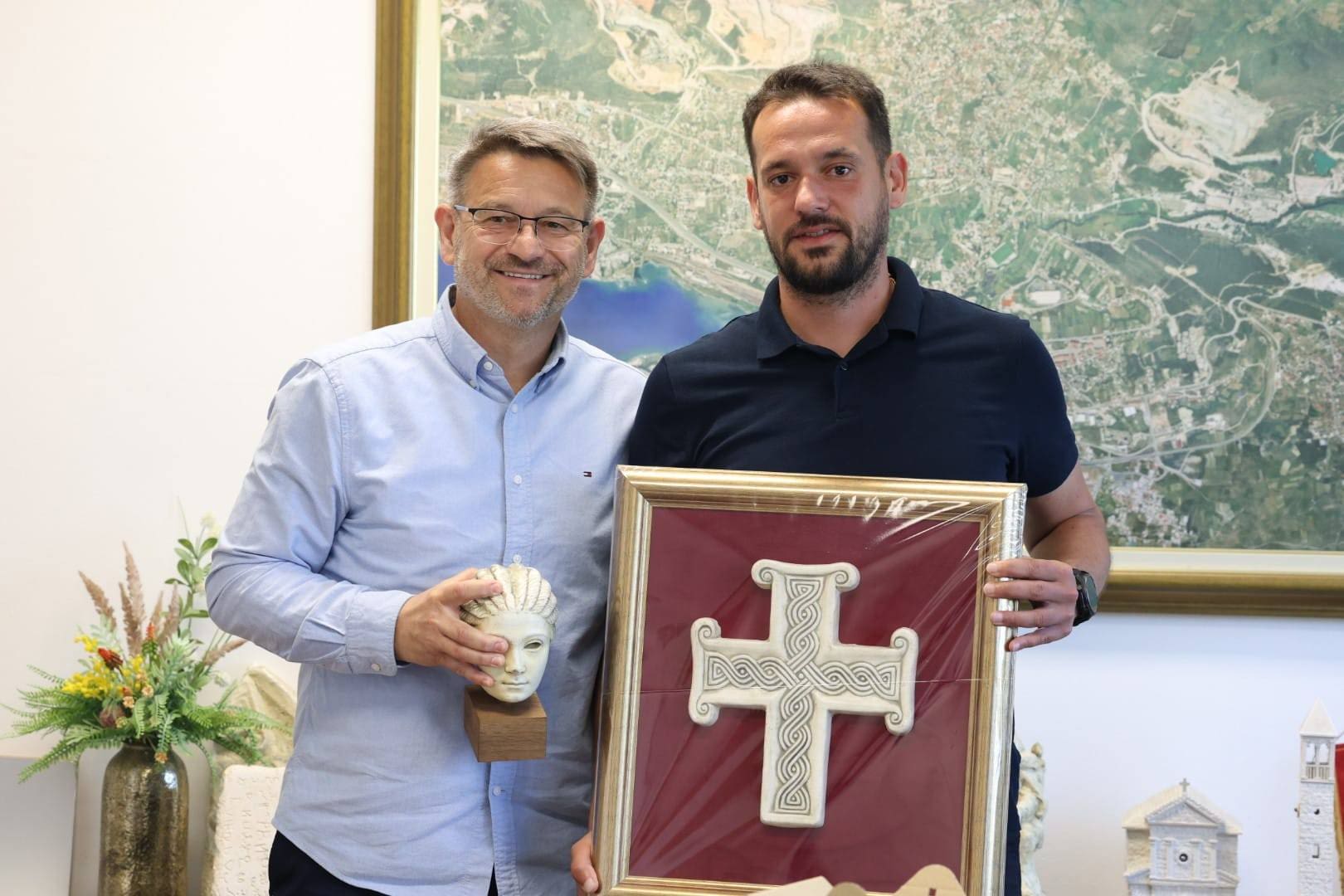 Solinski vatrogasac i hodočasnik mira Josip Grgić primljen kod gradonačelnika Ninčevića