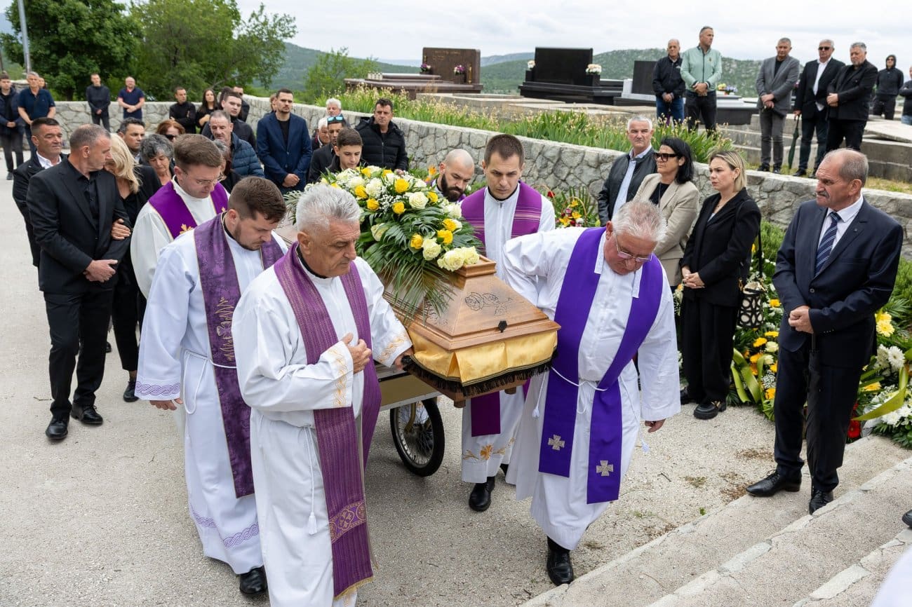 FOTO Emotivan oproštaj od omiljenog svećenika: Na vječni počinak ispraćen don Ante Čotić