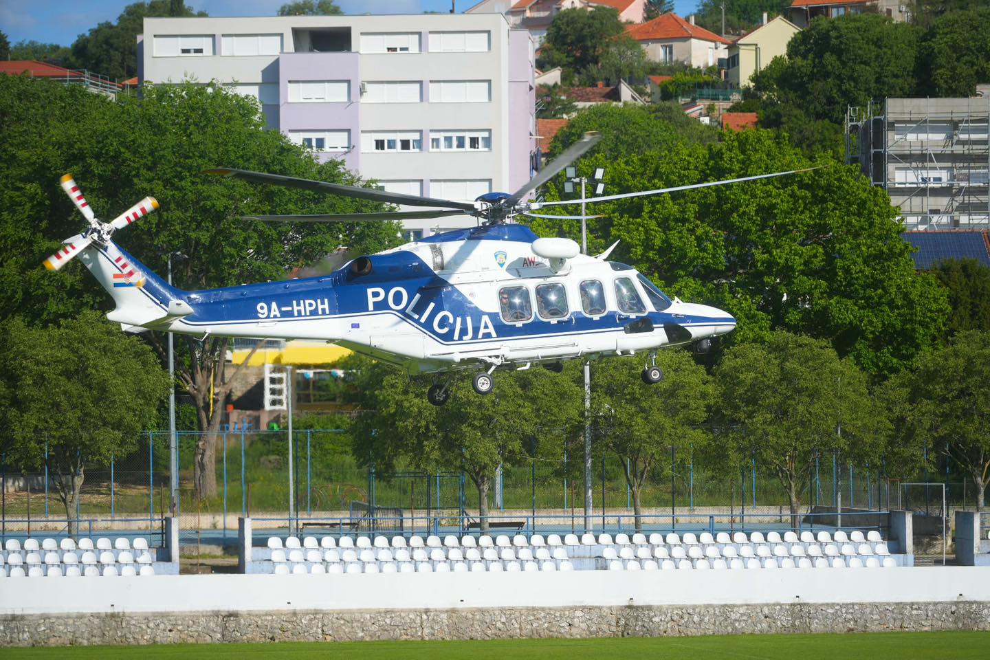 Iznad Drniša kruže policijski helikopteri, za ubojicom se još traga