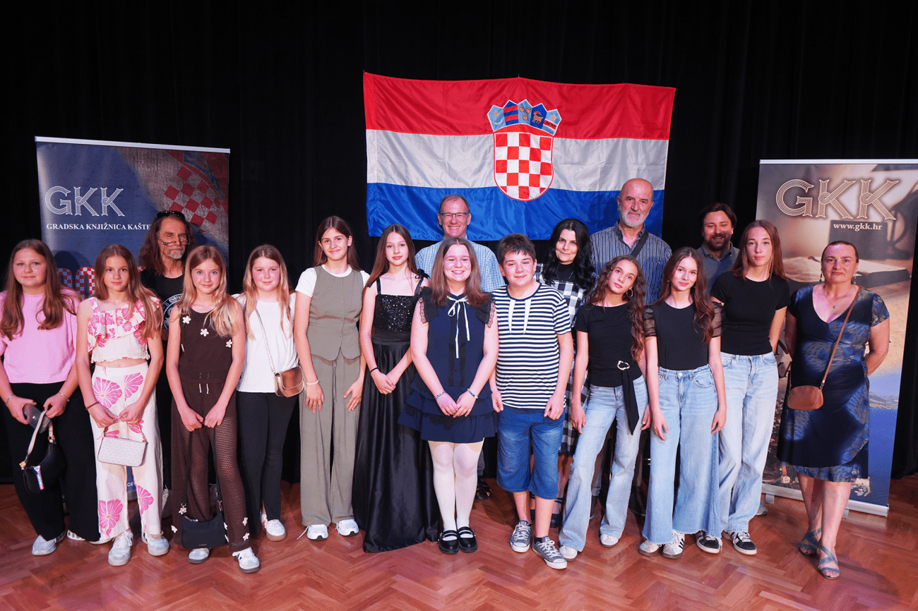 DOMOFEST 2026.: Gradska knjižnica Kaštela izvedbama domoljubnih pjesama obilježila Dan hrvatske državnosti