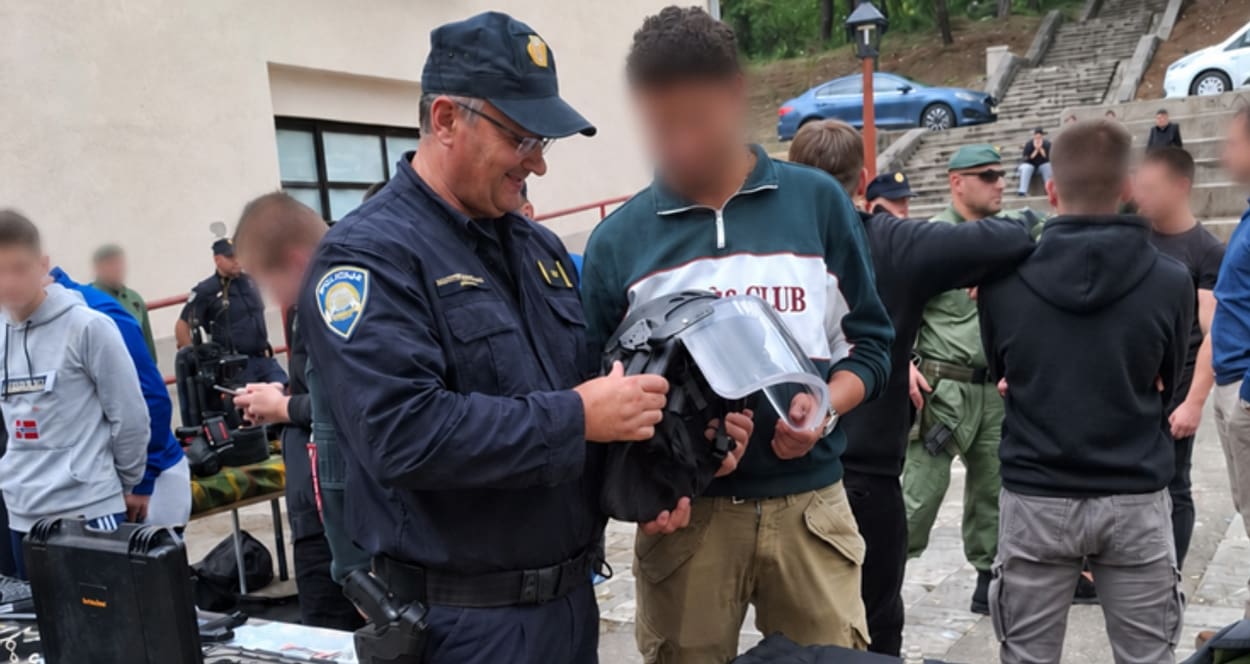 Policija u Imotskom mladima predstavila svoj poziv: "Raduje nas interes učenika"