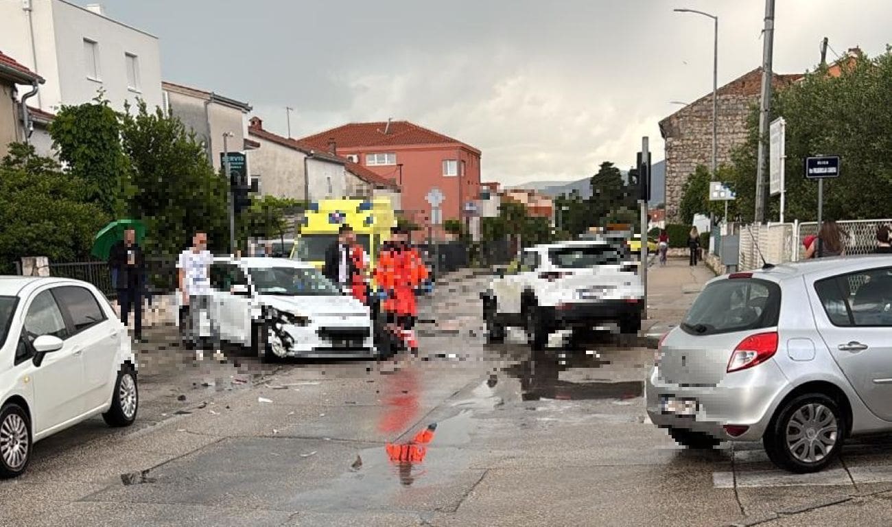 Tri auta se sudarila u Kaštelima. Dvije osobe prevezene u bolnicu