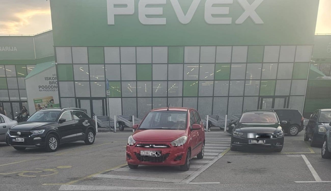 FOTO Gdje je nestala prometna kultura? Vozač parkirao direktno na “zebru”