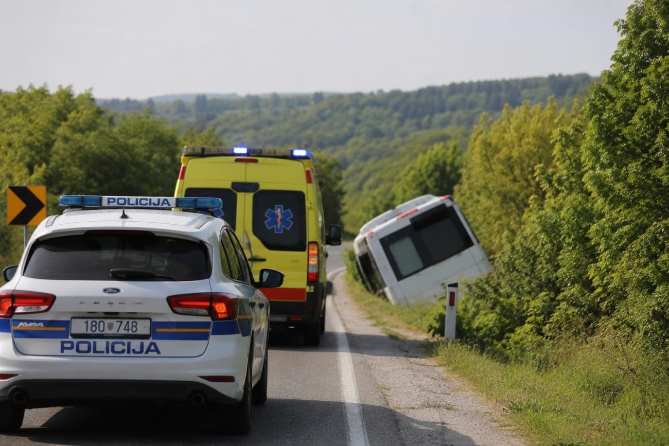 Autobus s učenicima sletio s ceste u Dalmaciji: Četiri djevojčice hitno prevezene u bolnicu, jedna je teško ozlijeđena