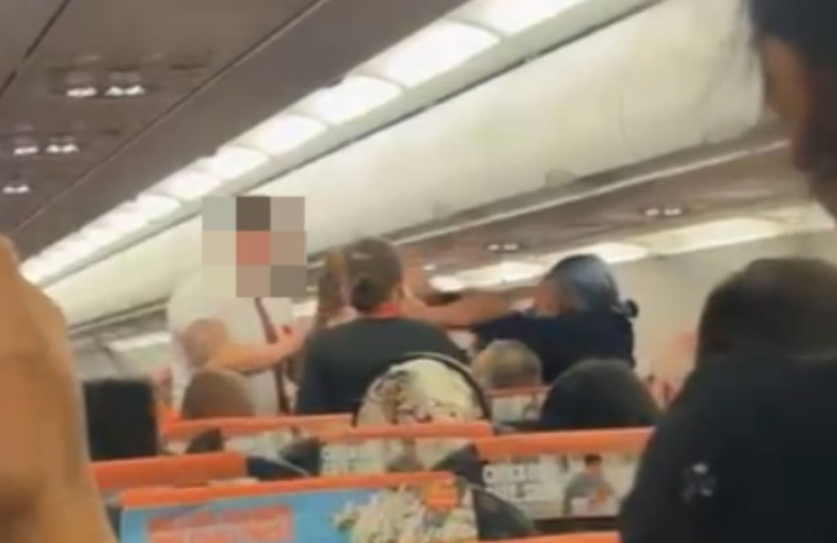 Drama na letu: Pijana putnica pljunula suputnika, avion prisilno sletio u Prištinu