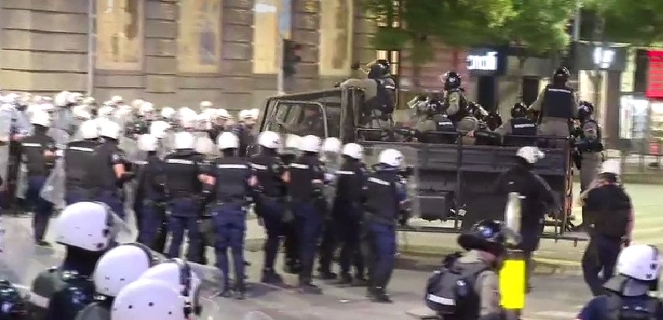 Žestoki sukobi u Beogradu, letjeli suzavci, baklje, topovski udari