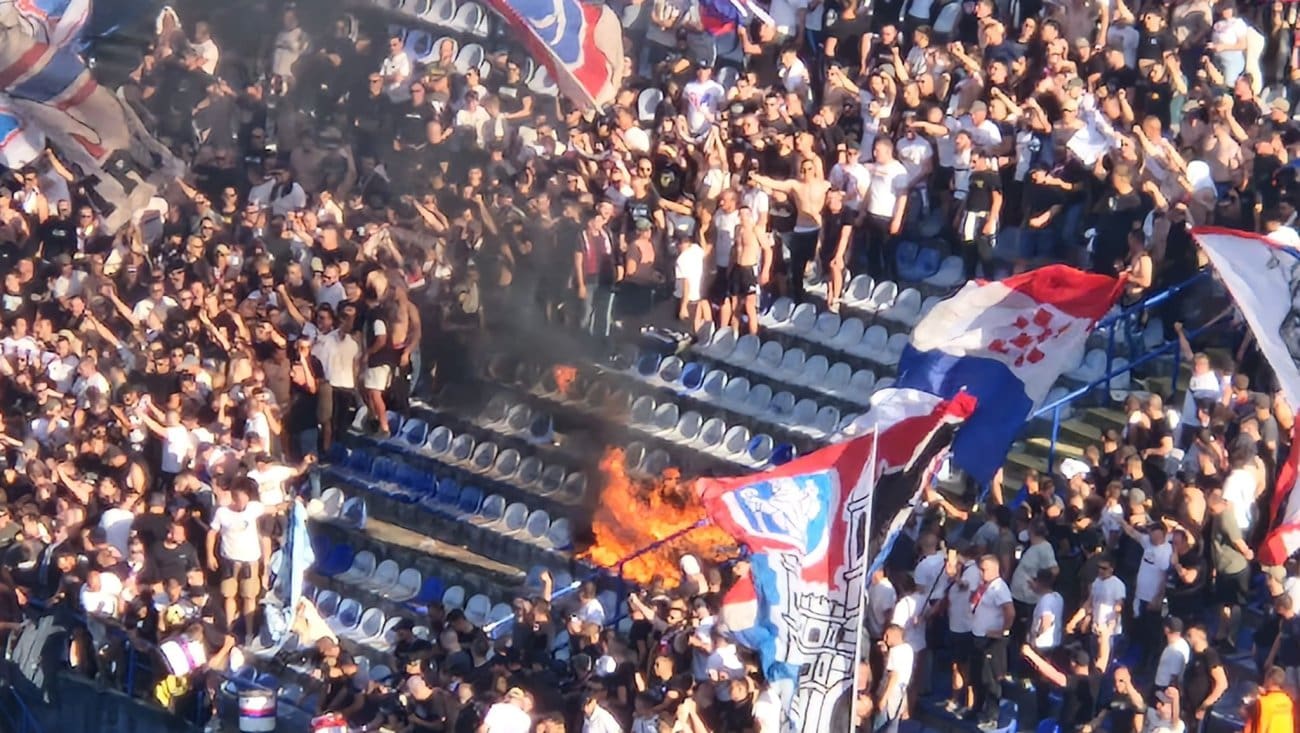 HAJDUK IZGUBIO OD DINAMA Torcida na kraju utakmice zapalila baklje, dio njih zapalio stolice na Maksimiru