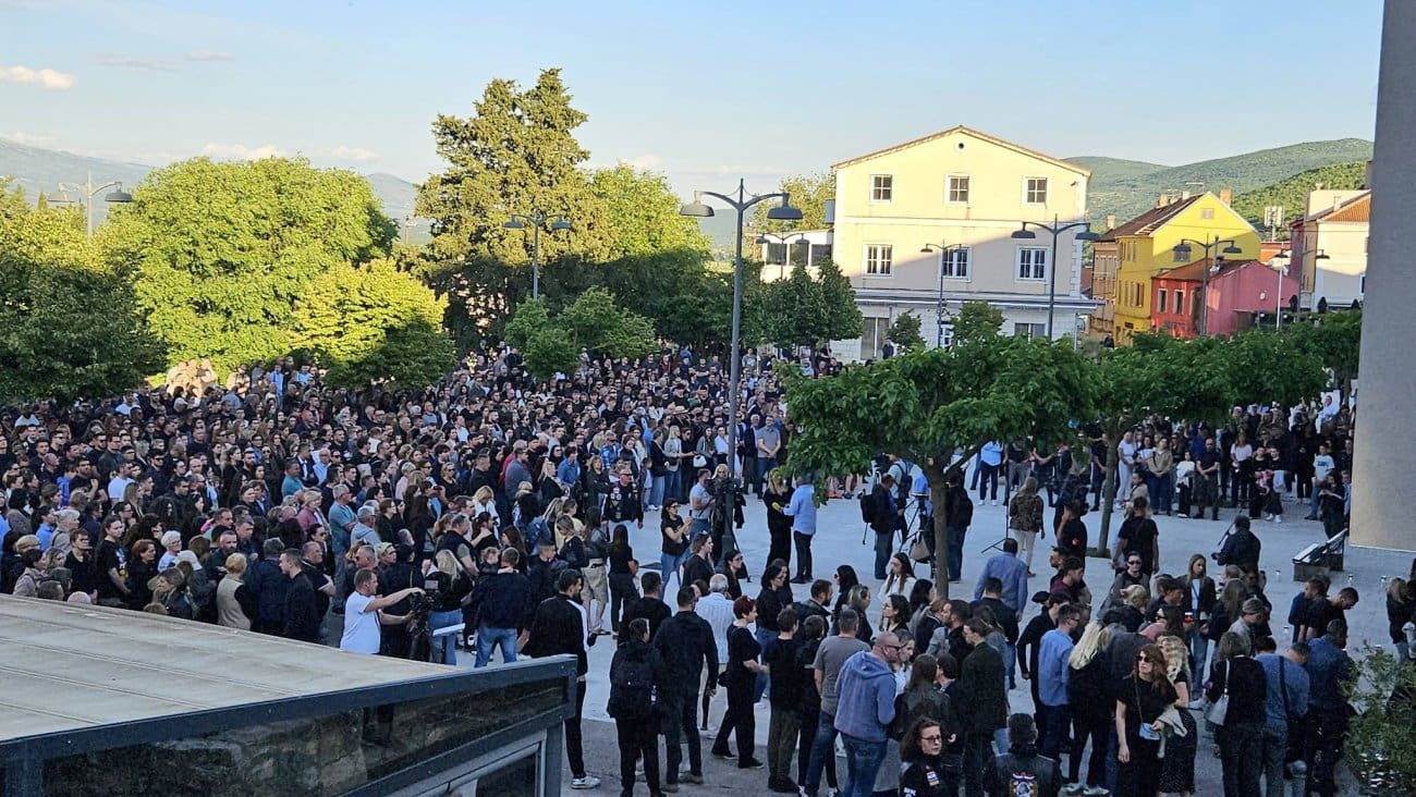 FOTO + VIDEO Drniš u suzama, položili cvijeće i svijeće za ubijenog 19-godišnjaka: "Tko će biti sljedeći Luka?"