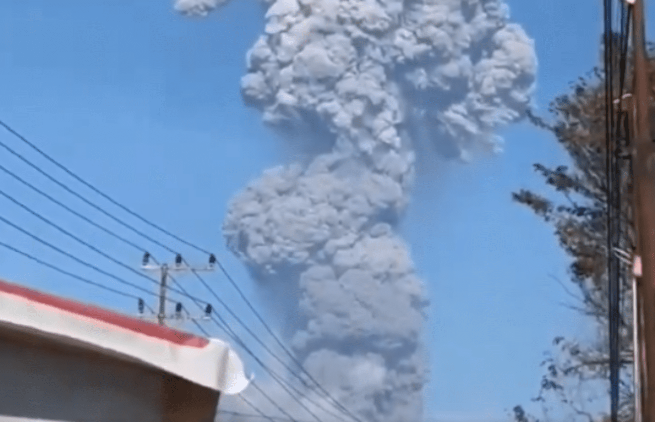 Najmanje troje mrtvih nakon erupcije vulkana, traje potraga za turistima