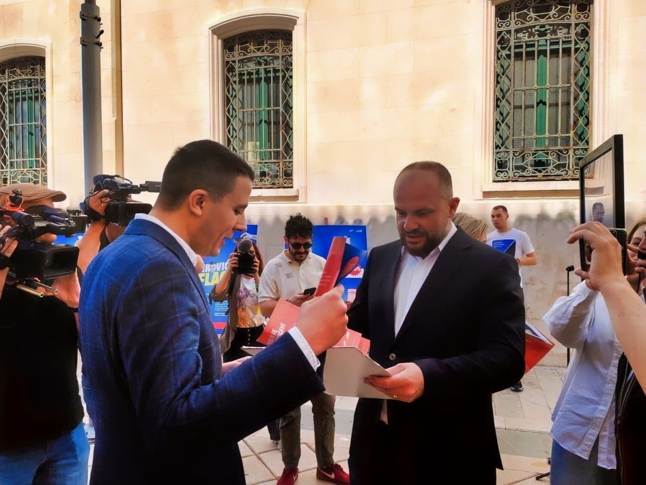 Susret na dnu Marmontove. Pogledajte što je Gojak (HDZ) dao Hajdašu Dončiću (SDP)