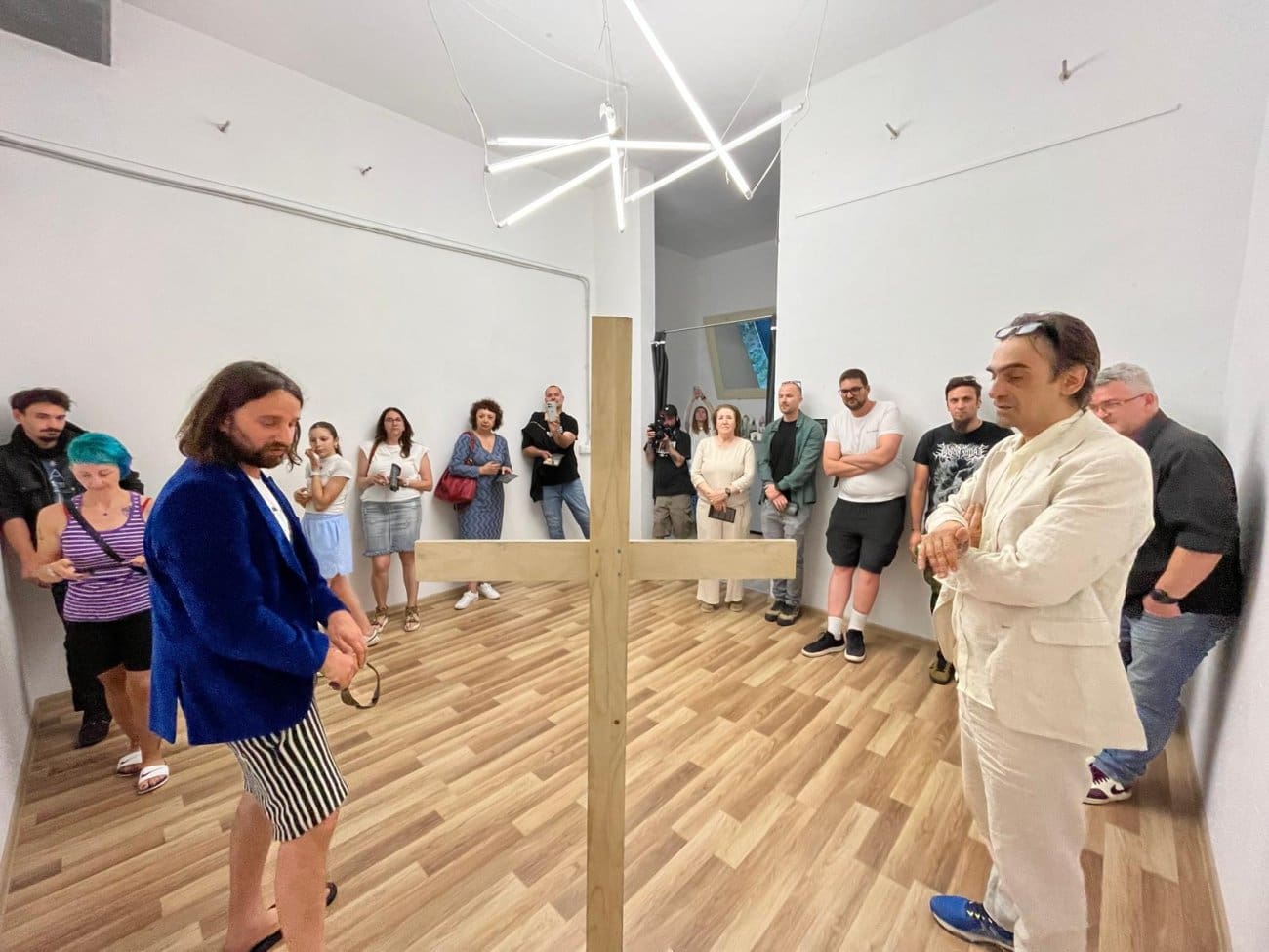 Umjetnik pješačio s križem dva dana do vlastite izložbe u Kninu