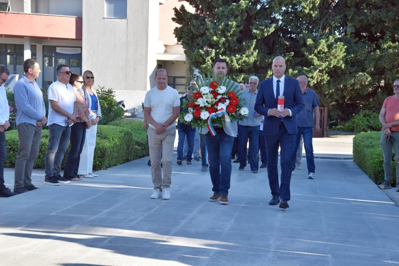 Dan državnosti u Kaštelima obilježen uz počast braniteljima i koncertom grupe Svetinja