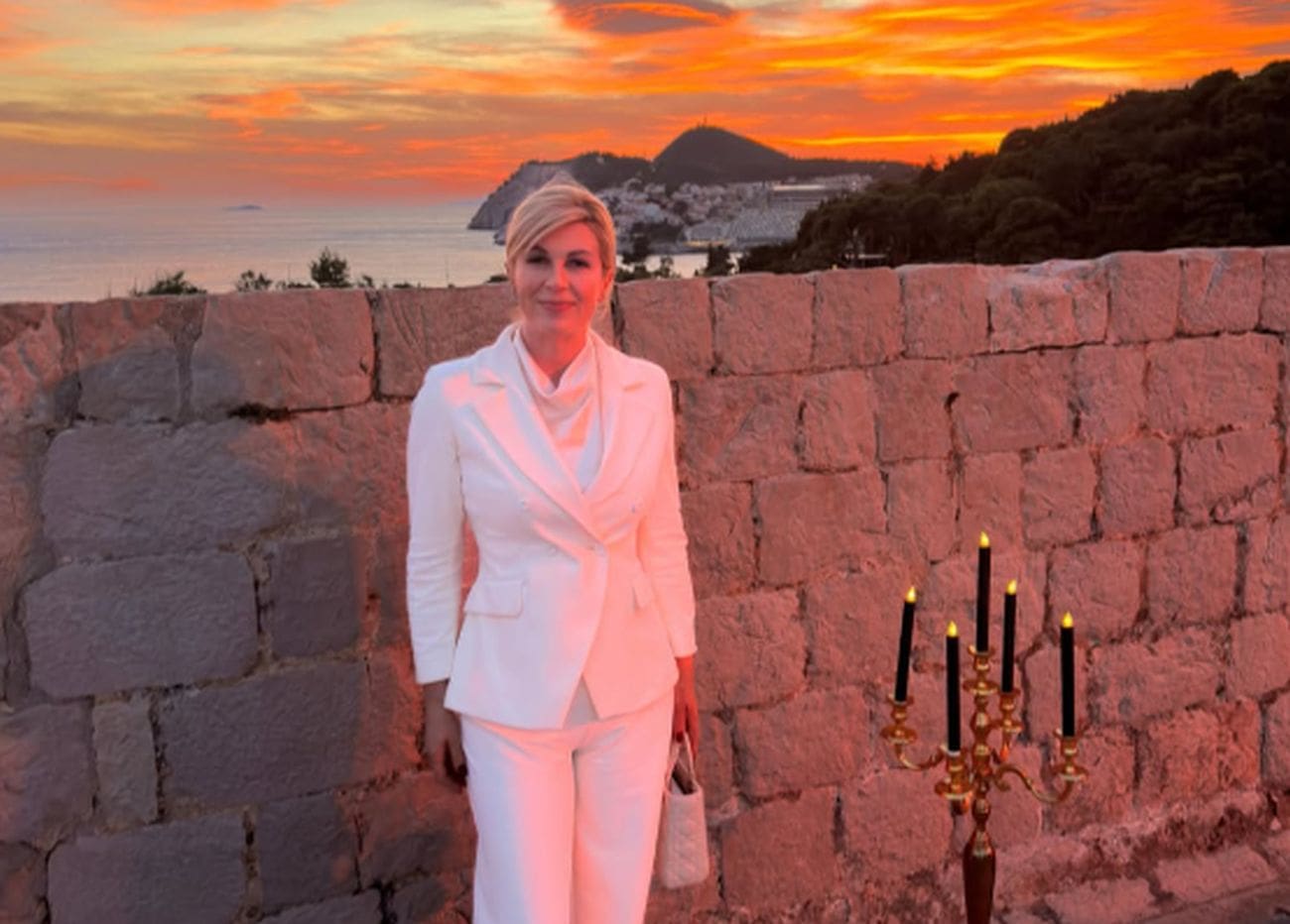 Kolinda sva u bijelom u Dubrovniku. Za oko zapinje modni detalj od čije cijene - boli glava