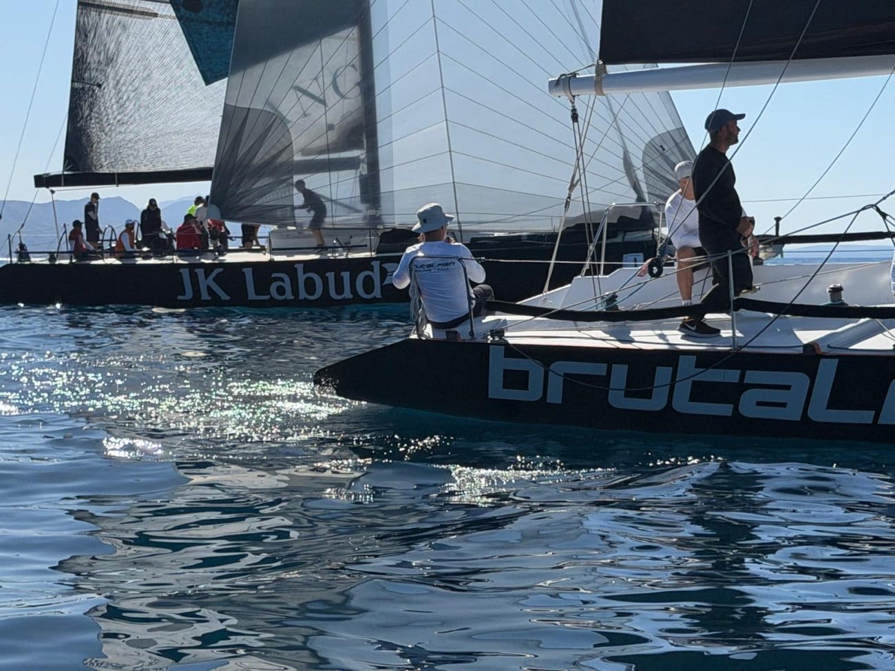 VJETAR U JEDRA ZA POČETAK LJETA: Startala jubilarna 35. Komiška regata s novim morskim adutom