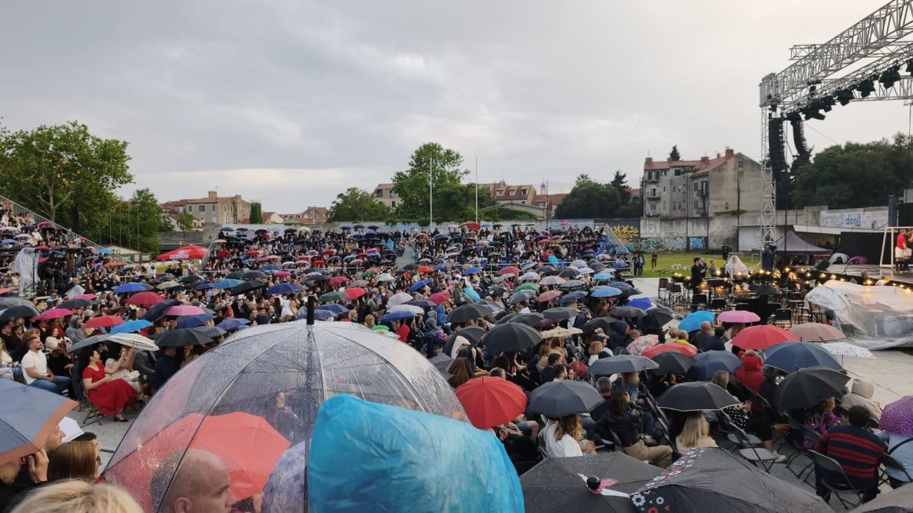 NI KIŠA IM NE MOŽE NIŠTA "Kraljica lopte" počela pred prepunim Starim placom, publika otvorila kišobrane