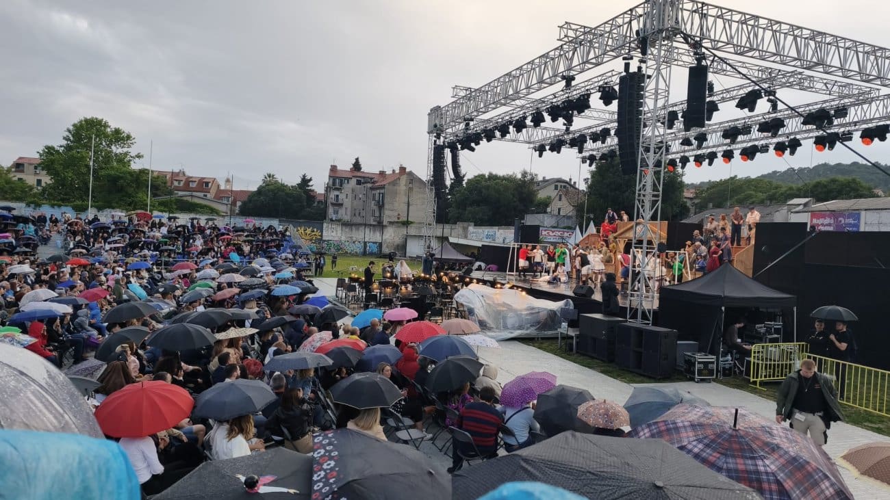 KIŠA NIJE RASTJERALA PUBLIKU "Kraljica lopte" izvodi se pred prepunim Starim placom, gledatelji pod kišobranima podržali ansambl