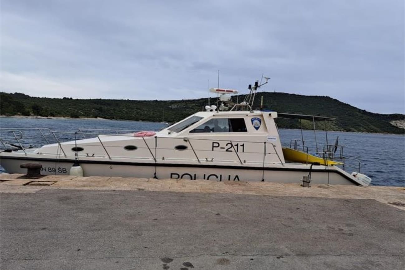 VIDEO Velika akcija spašavanja kod Primoštena: Muškarac završio u moru zbog velikih valova