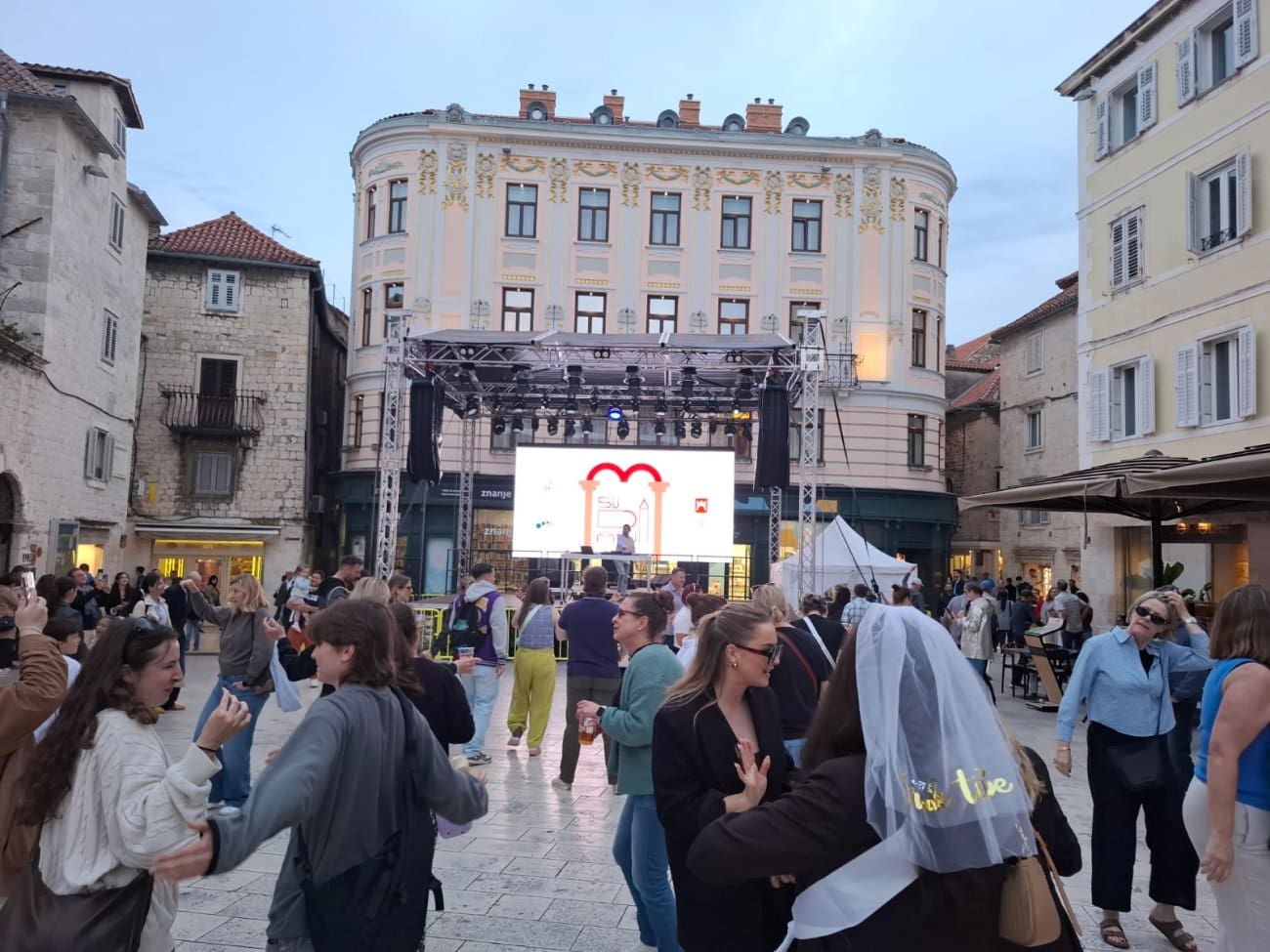 LUDILO U SPLITU Pjaca krcata uoči Grše, buduća mladenka ukrala pažnju svima