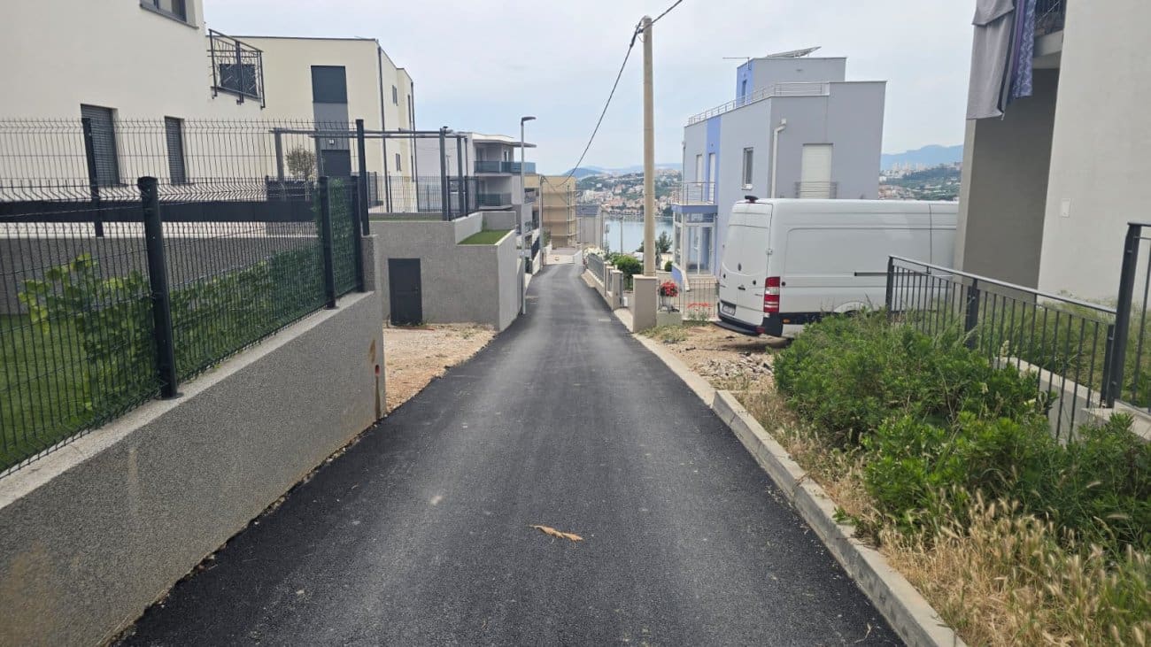 PODSTRANA Ulica Gradac u Strožancu Gornjem dobila novu kanalizaciju, infrastrukturne vodove i završni sloj asfalta