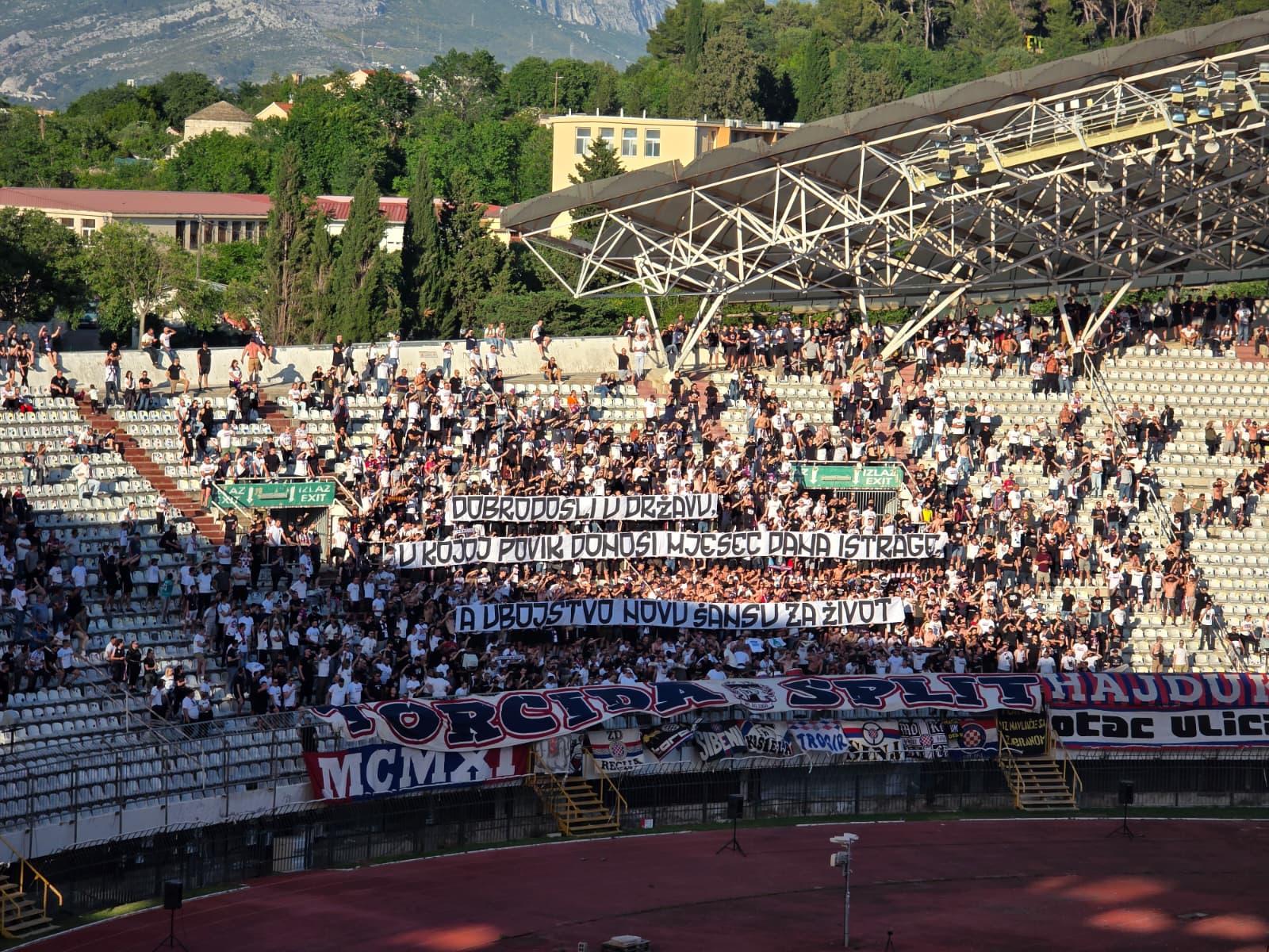 Torcida uputila oštru, ali jasnu poruku