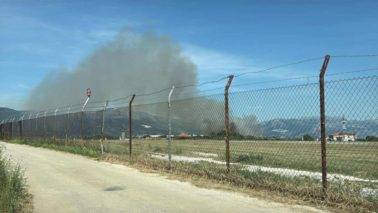 FOTO Požar između Divulja i splitske zračne luke, gust dim nadvio se nad područjem