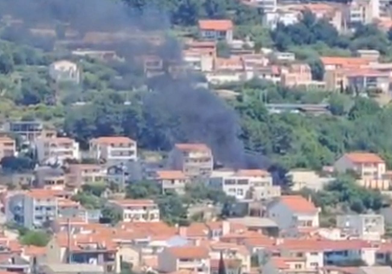 Požar u Solinu, zapalilo se vozilo u radionici
