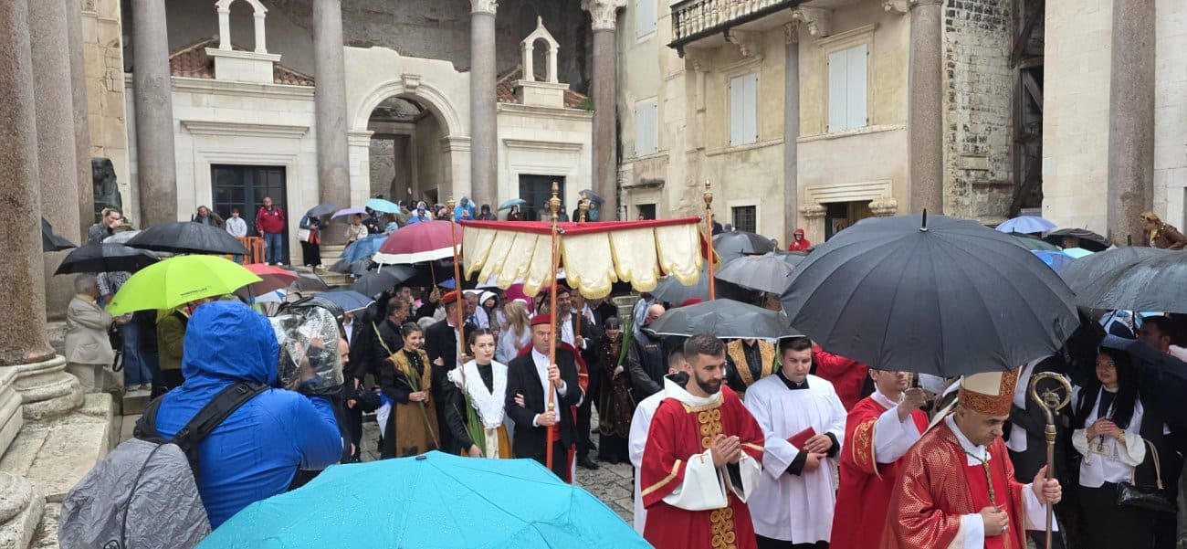 FOTO Splićani unatoč kiši u procesiji svetog Dujma: Svečani početak u središtu grada