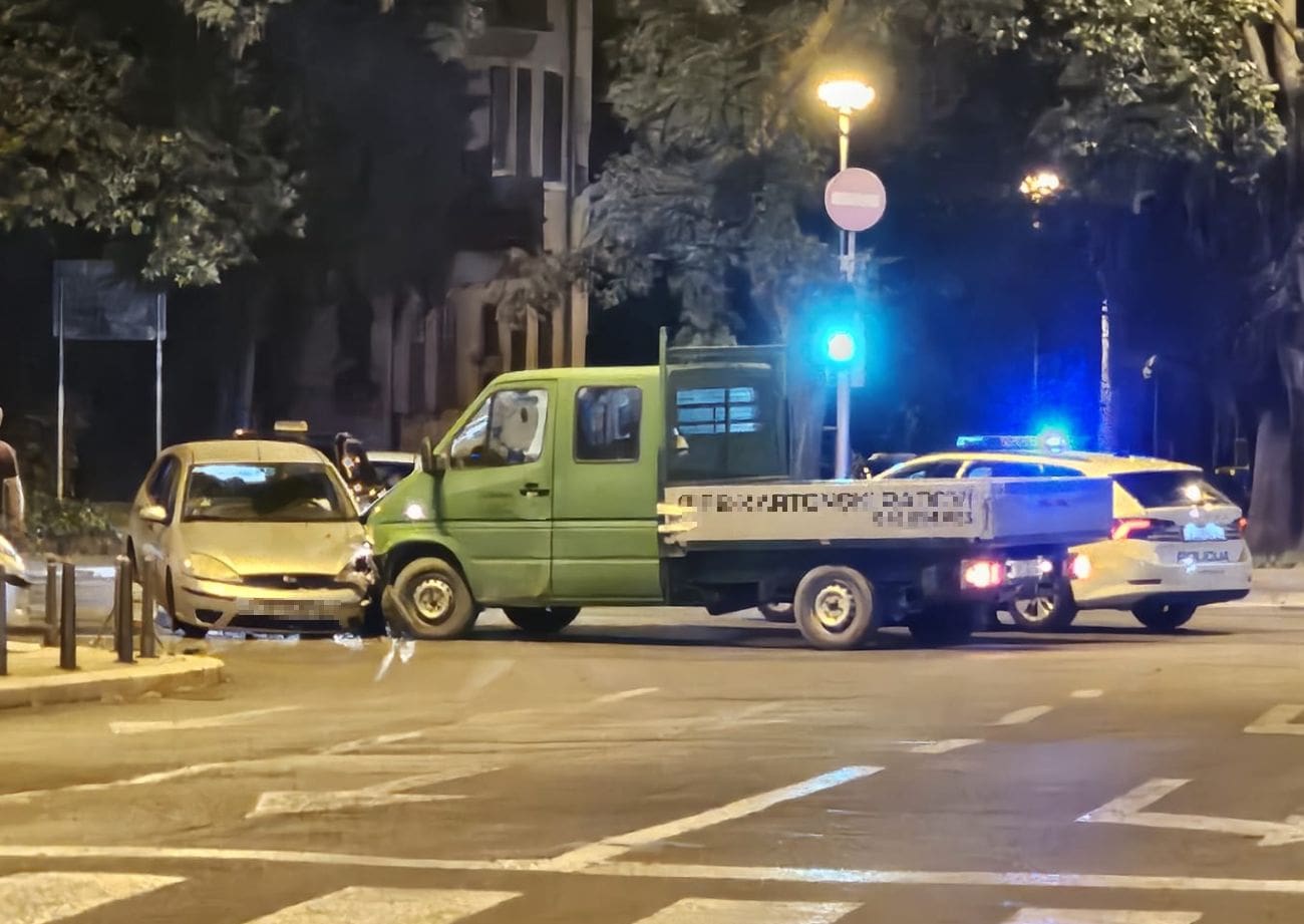 Prometna nesreća u Splitu: Sudar teretnog i osobnog vozila, dvije osobe ozlijeđene