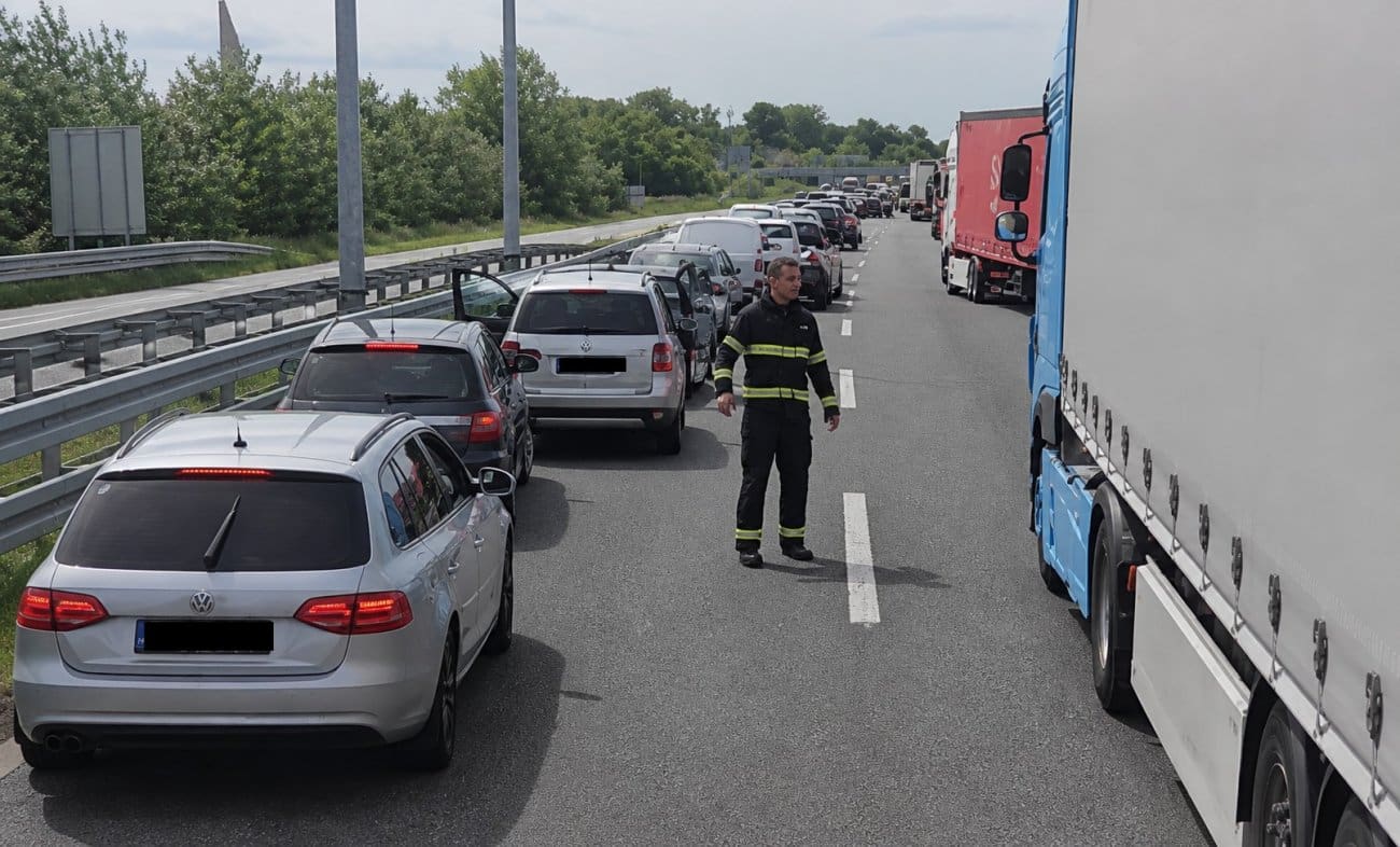 Drama na autocesti: Vatrogasci se jedva probili do kamiona u plamenu, razočarani su reakcijom vozača