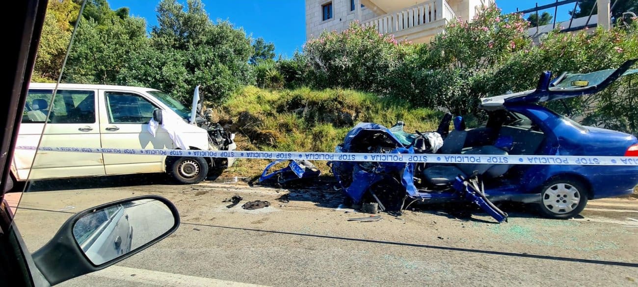 Automobil na Braču potpuno uništen. Ovo su slike s mjesta strašne nesreće u kojoj je jedna osoba smrtno stradala