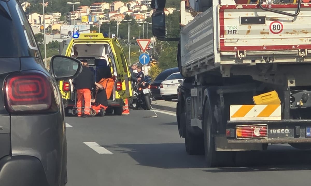 PROMETNA NESREĆA KOD KAŠTEL SUĆURCA Sudarila se dva automobila i motocikl, motorist prevezen u bolnicu