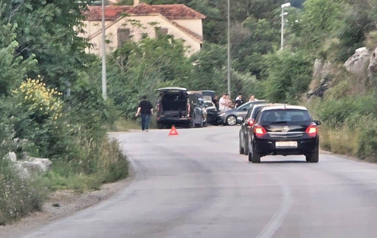 Sudar u Žrnovnici: Stranac udario u parkirani auto, nastaju gužve
