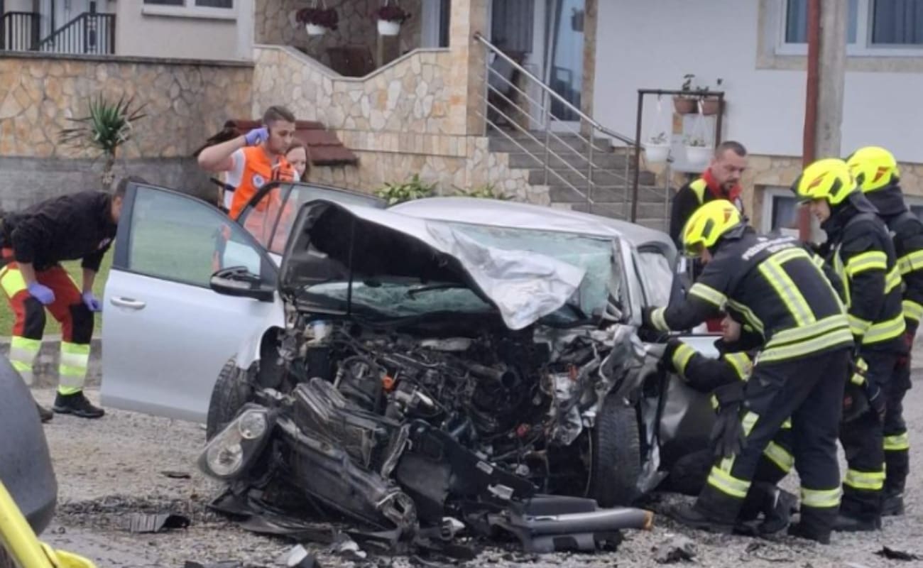 Teški frontalni sudar na istoku Hrvatske: Vatrogasci režu automobile kako bi izvukli stradale