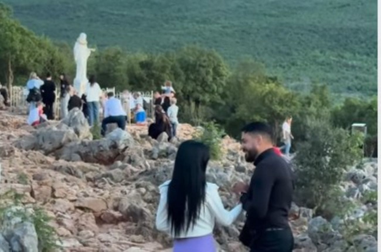 VIDEO Imotski obrtnik emotivnim riječima zaprosio djevojku na Brdu ukazanja u Međugorju