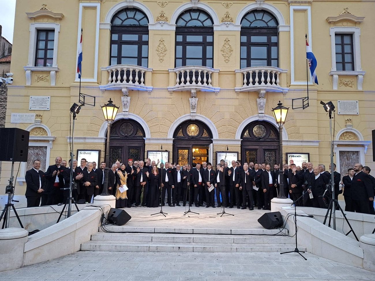 Večer tradicije ispred HNK: Pučki pjevači oduševili Split
