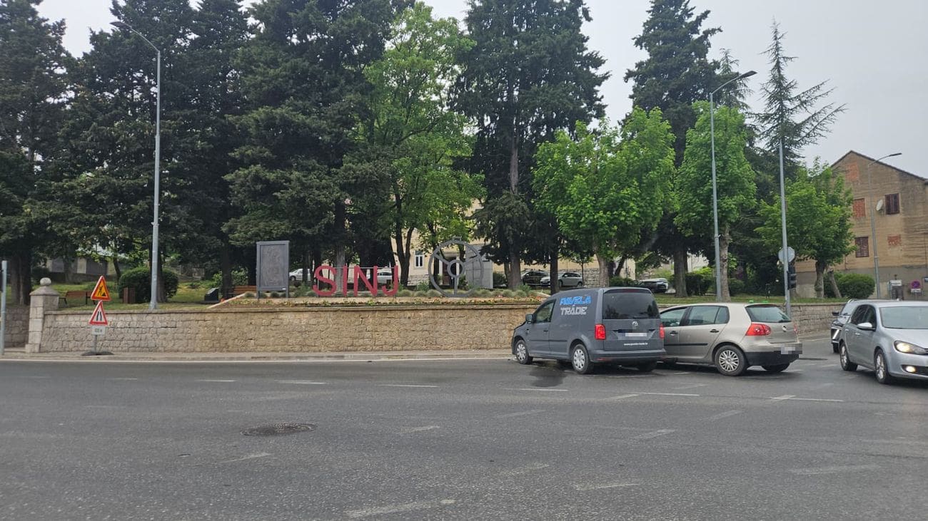 U Sinju se sudarila dva automobila