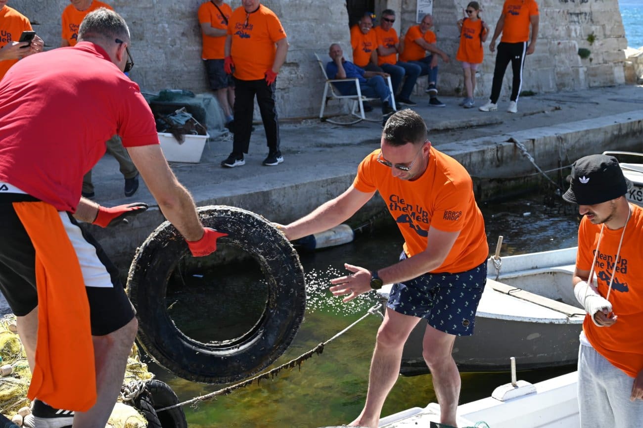 Ronioci iz mora u Štafiliću izvukli automobilske gume, boce i hrpu plastičnih vodovodnih cijevi